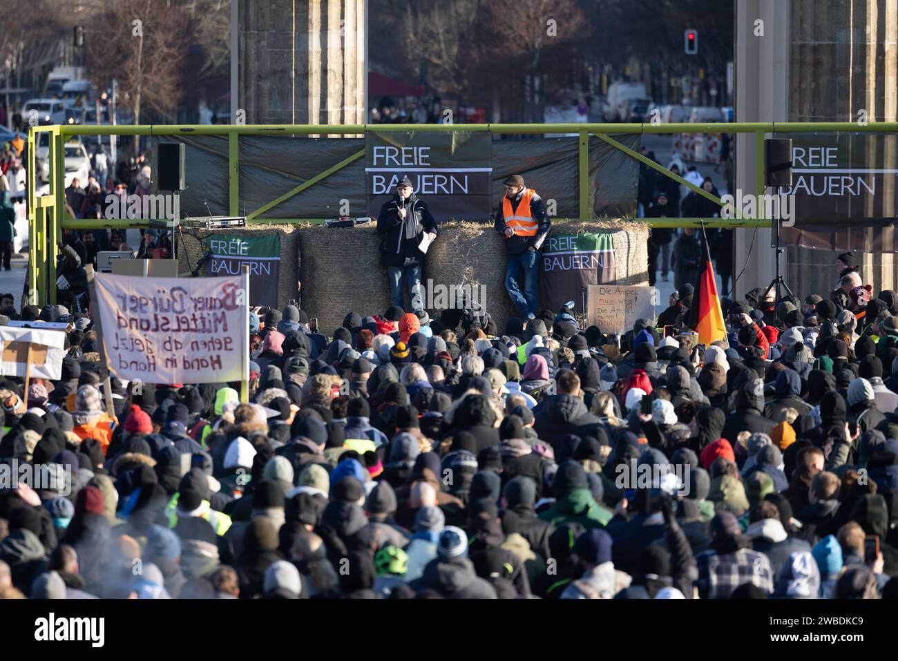 Bauernproteste vor dem Brandenburger Tor in Berlin Berlin, Deutschland - 8,12023 : Bauern protestieren mit ihren Traktoren vor dem Brandenburger Tor gegen Subventionskürzungen. Berlin Banque D'Images