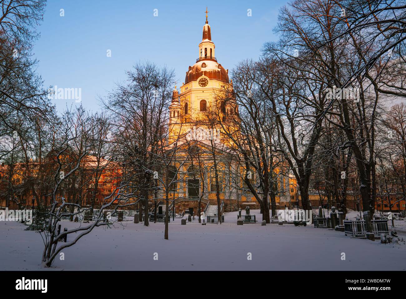 Premiers rayons de soleil sur l'église Katarina à Stockholm, Suède, paysage hivernal, ciel bleu clair. Espace cémentaire paisible. Banque D'Images