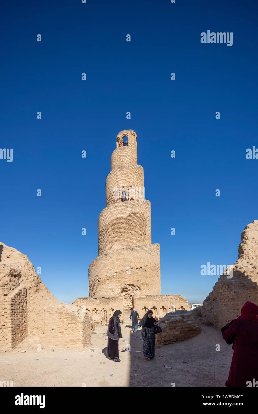 Touristes irakiens visitant la mosquée Abbasside Abu Dulaf du 9e siècle, Samarra, Irak Banque D'Images