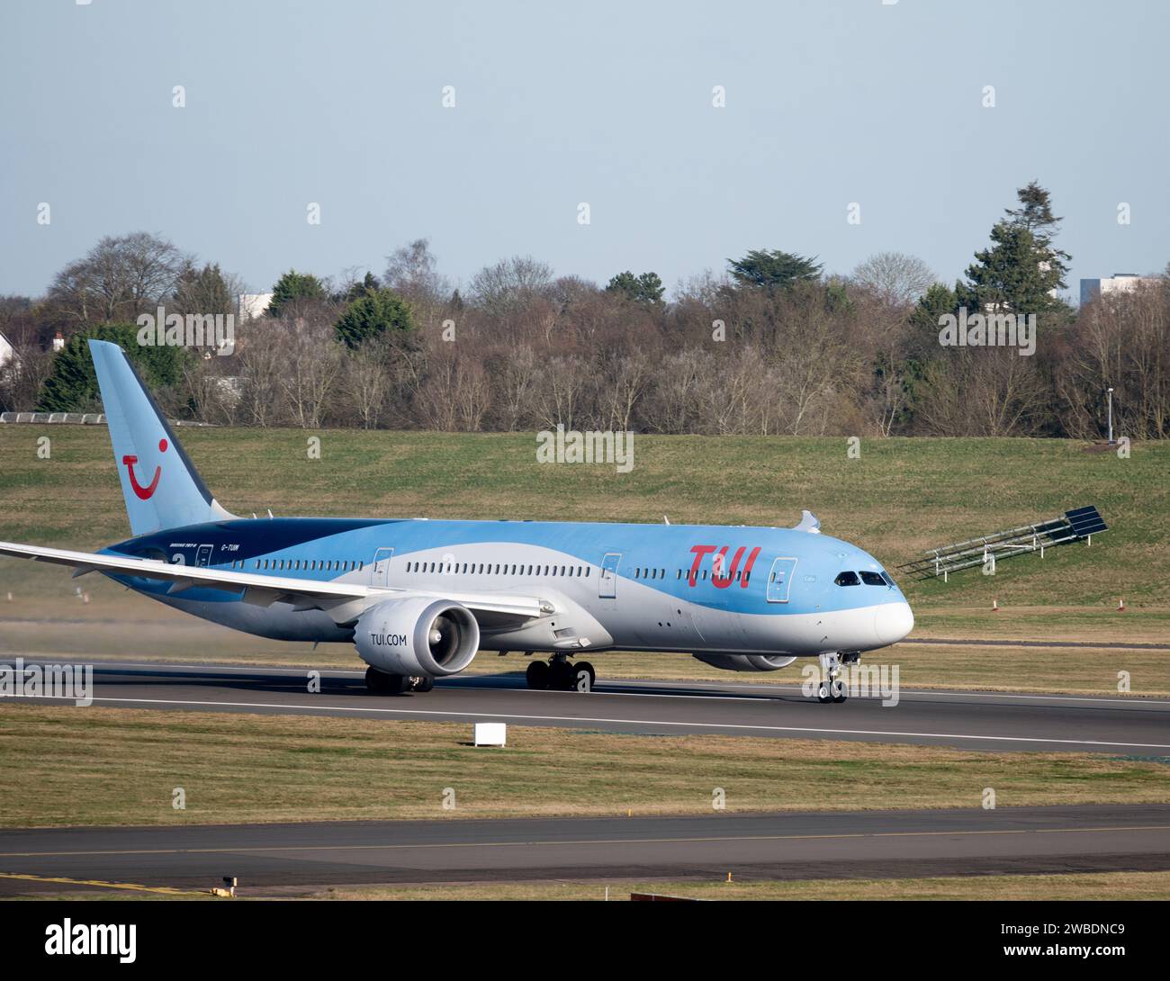 Décollage d'un Boeing 787-9 Dreamliner de TUI à l'aéroport de Birmingham, Royaume-Uni (G-TUIM) Banque D'Images