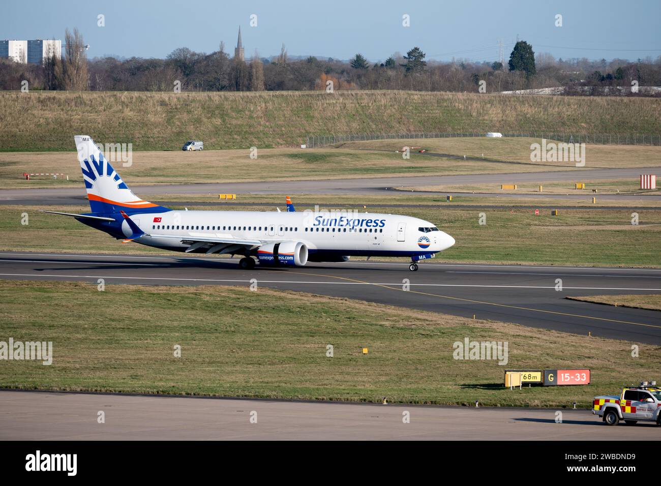 Sun Express Boeing 737 MAX 8 atterrissant à l'aéroport de Birmingham, Royaume-Uni (TC-SMA) Banque D'Images