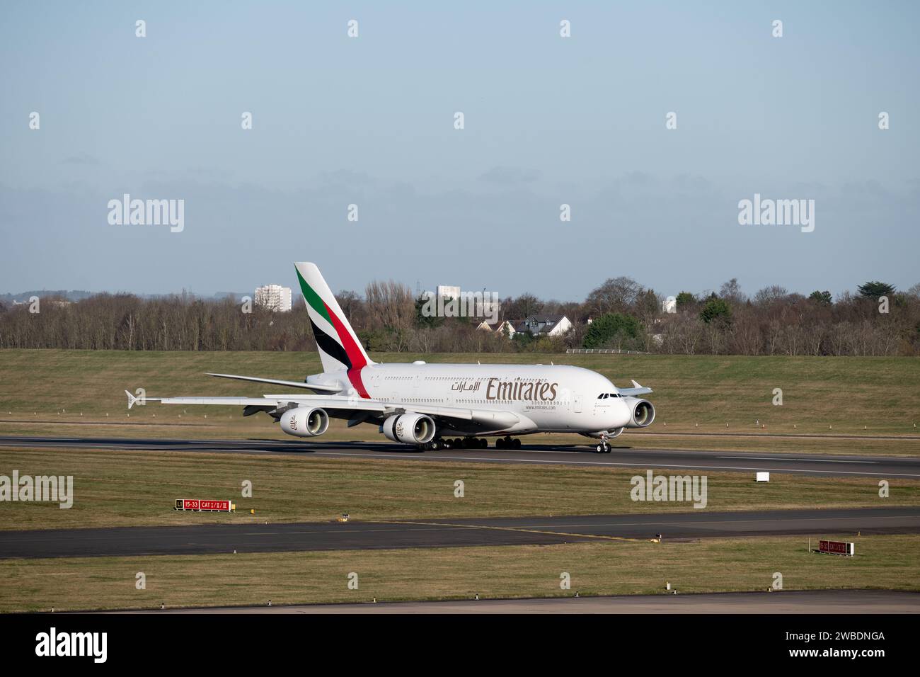 Emirates Airbus A380-861 atterrissant à l'aéroport de Birmingham, Royaume-Uni (A6-EOX) Banque D'Images