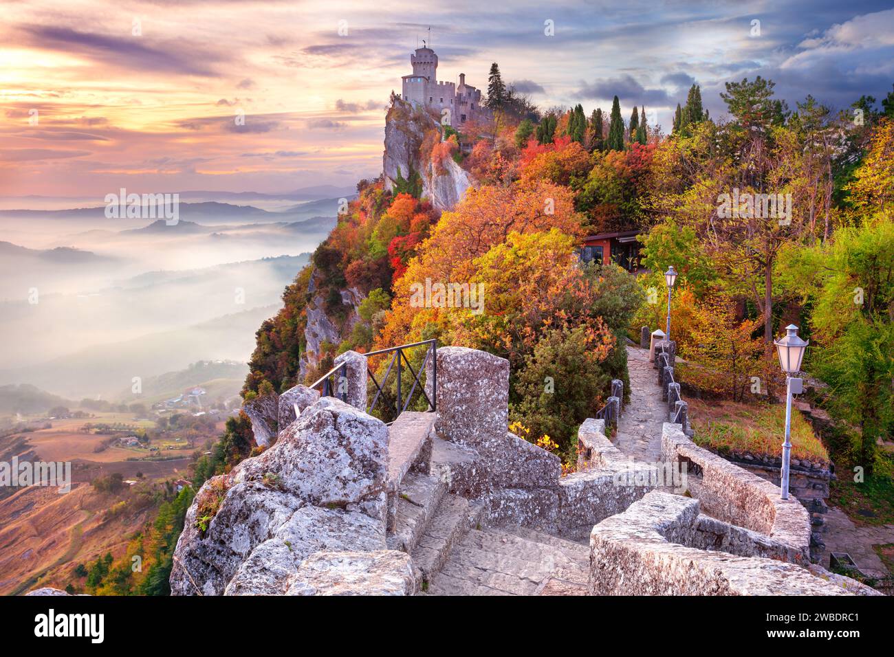 Saint-Marin, République de Saint-Marin, Italie. Image de paysage aérien de Saint-Marin, Italie au beau lever du soleil d'automne. Banque D'Images