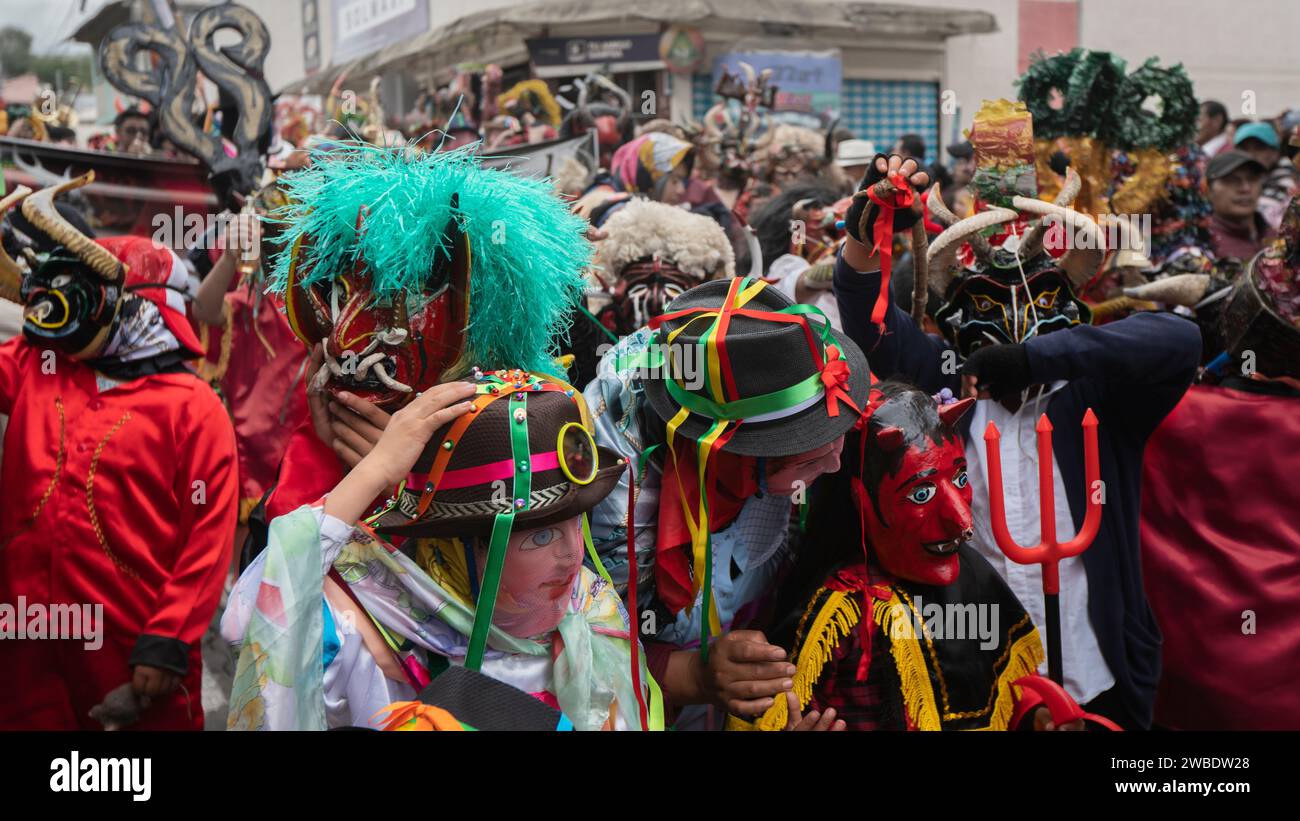 Pillaro, Tungurahua / Équateur - janvier 6 2024 : foule de personnes habillées en diables défilant dans la traditionnelle Diablada Pillarena la ville de Pillaro - Banque D'Images