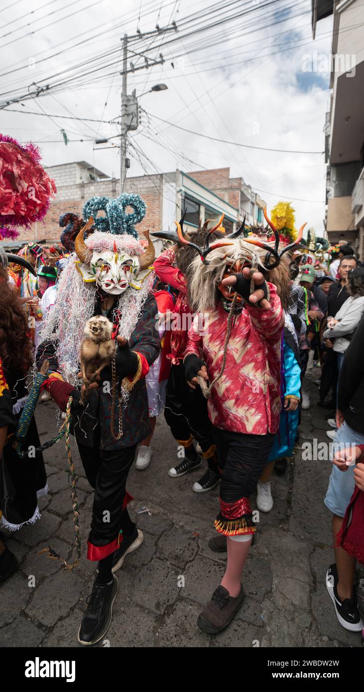Pillaro, Tungurahua / Équateur - janvier 6 2024 : foule de personnes habillées en diables défilant dans la traditionnelle Diablada Pillarena la ville de Pillaro - Banque D'Images