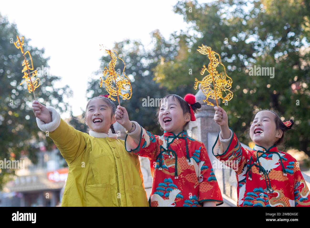 XINGHUA, CHINE - 10 JANVIER 2024 - des enfants montrent une peinture au sucre en forme de dragon à Xinghua, province du Jiangsu, Chine, le 10 janvier 2024. Banque D'Images