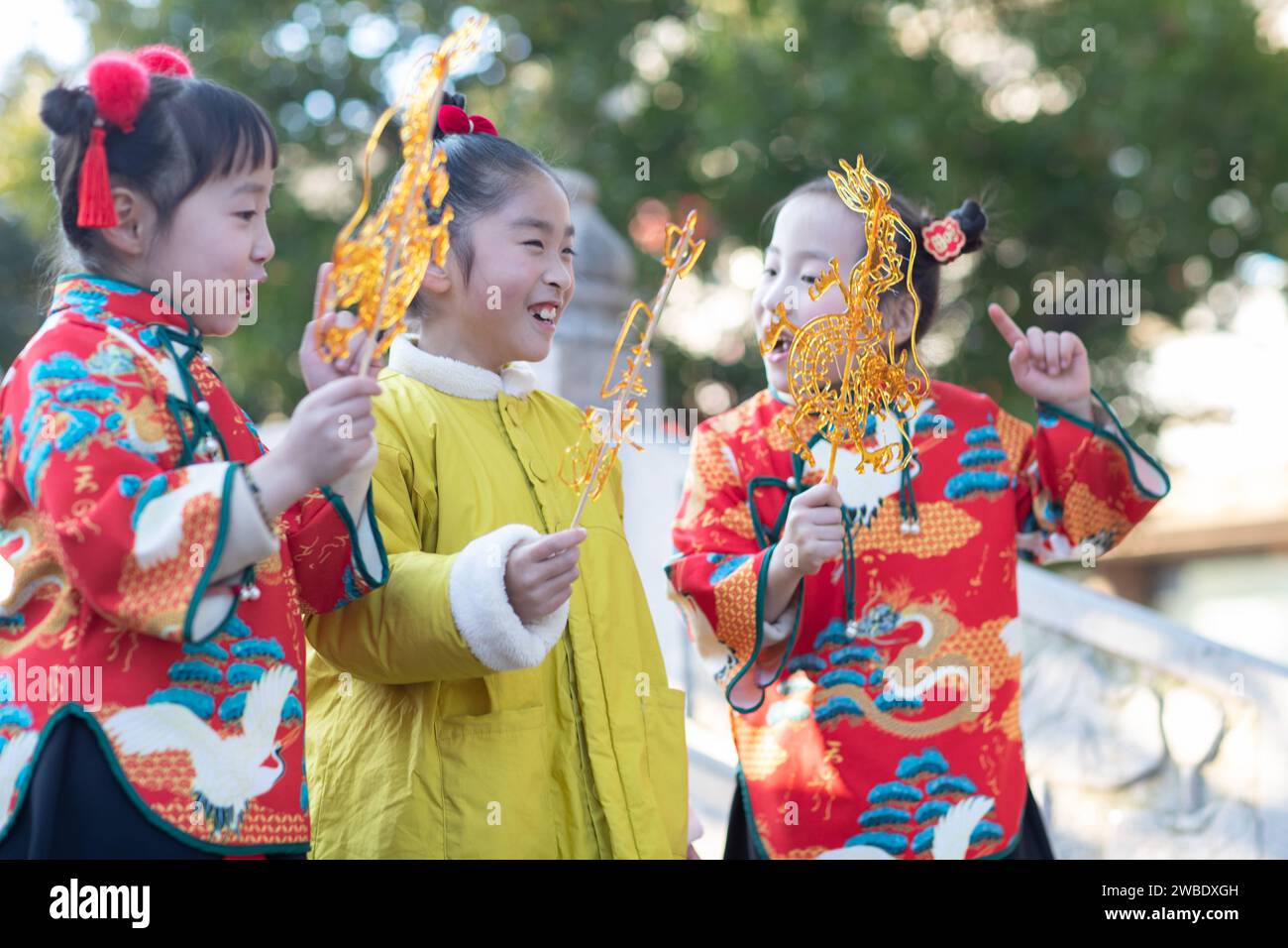 XINGHUA, CHINE - 10 JANVIER 2024 - des enfants montrent une peinture au sucre en forme de dragon à Xinghua, province du Jiangsu, Chine, le 10 janvier 2024. Banque D'Images