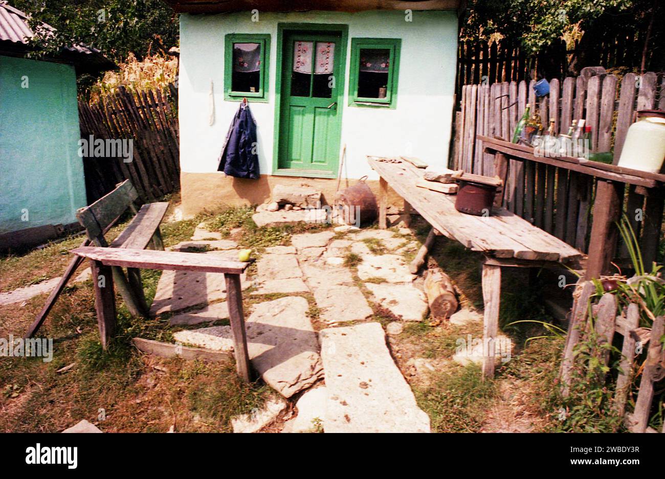 Maison simple et minuscule dans le comté de Vrancea, Roumanie, env. 1999 Banque D'Images