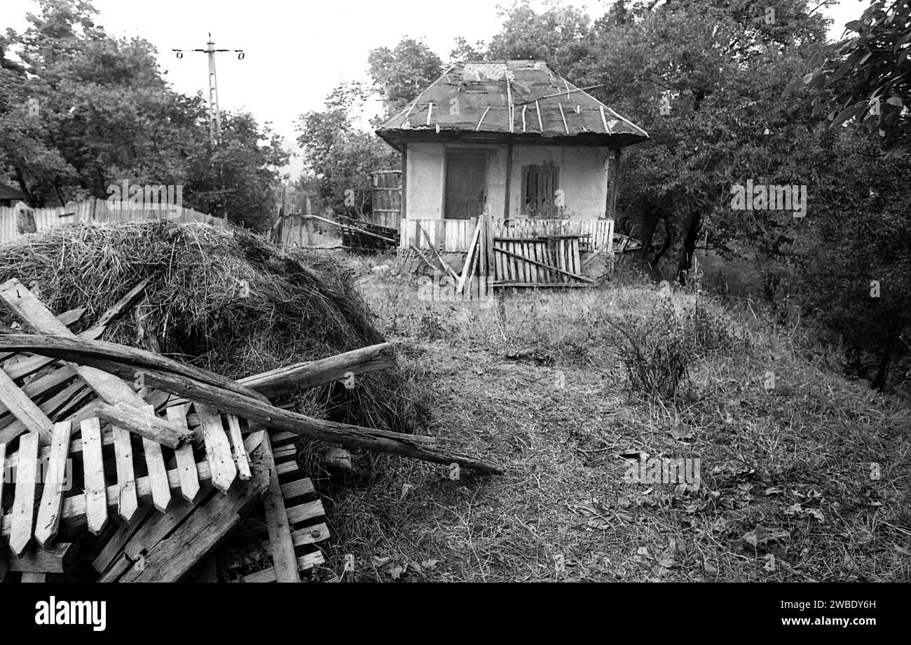 Comté de Vrancea, Roumanie, env. 1992. Petite maison ancienne abandonnée dans un village. Banque D'Images