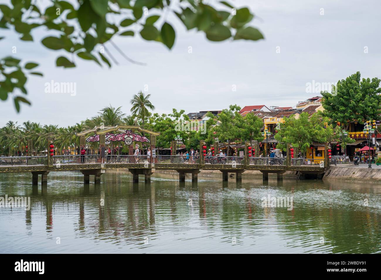 Pont sur la rivière, dans la ville historique de Hoian, Vietnam Banque D'Images