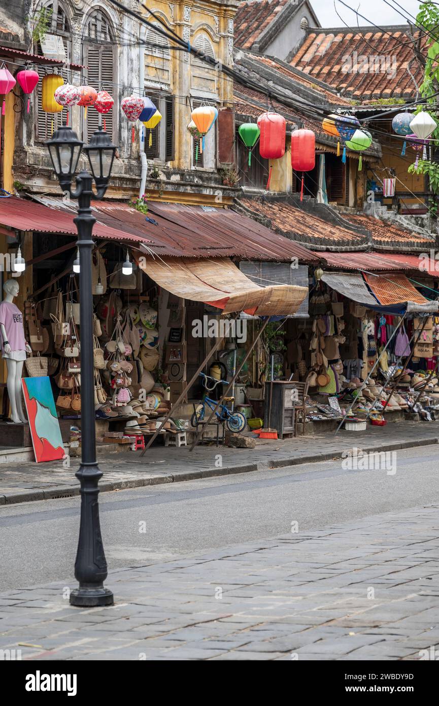 Une vue sur une rue typique, dans l'ancienne ville de Hoian, Vietnam, un lieu touristique célèbre Banque D'Images