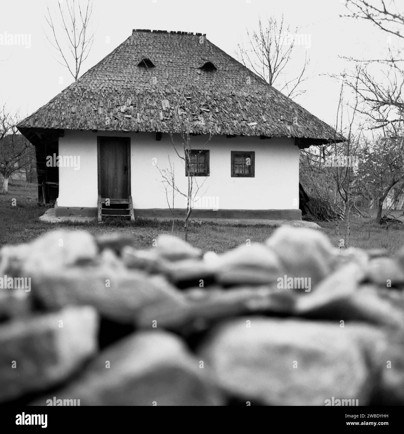 Maison traditionnelle simple dans le comté de Vrancea, Roumanie, env. 1980 Banque D'Images