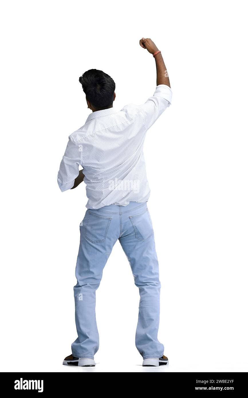 Un homme en chemise blanche, sur fond blanc, en pleine hauteur, leva la main, vue arrière Banque D'Images