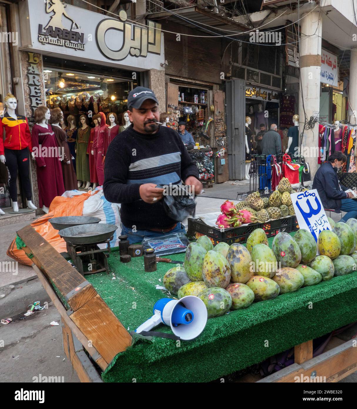 Vendeur de mangues avec message enregistré sur haut-parleur, rue al-Rashid, Bagdad Banque D'Images