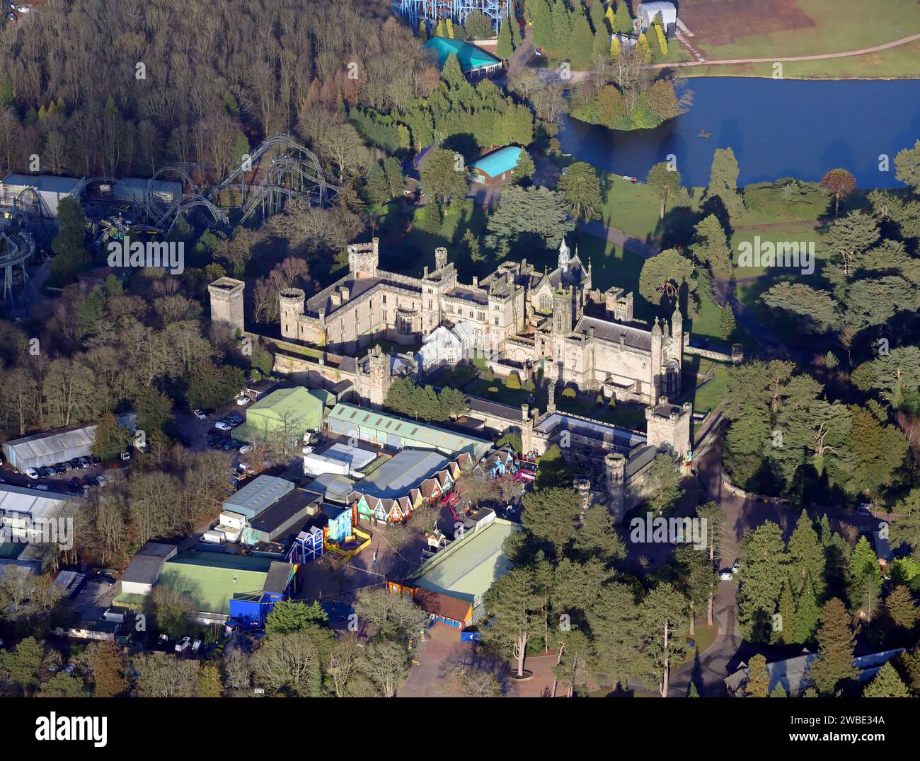Vue aérienne du parc à thème Alton Towers dans le Staffordshire, cette photo se concentre sur le bâtiment connu sous le nom de The Towers, un monument historique Banque D'Images