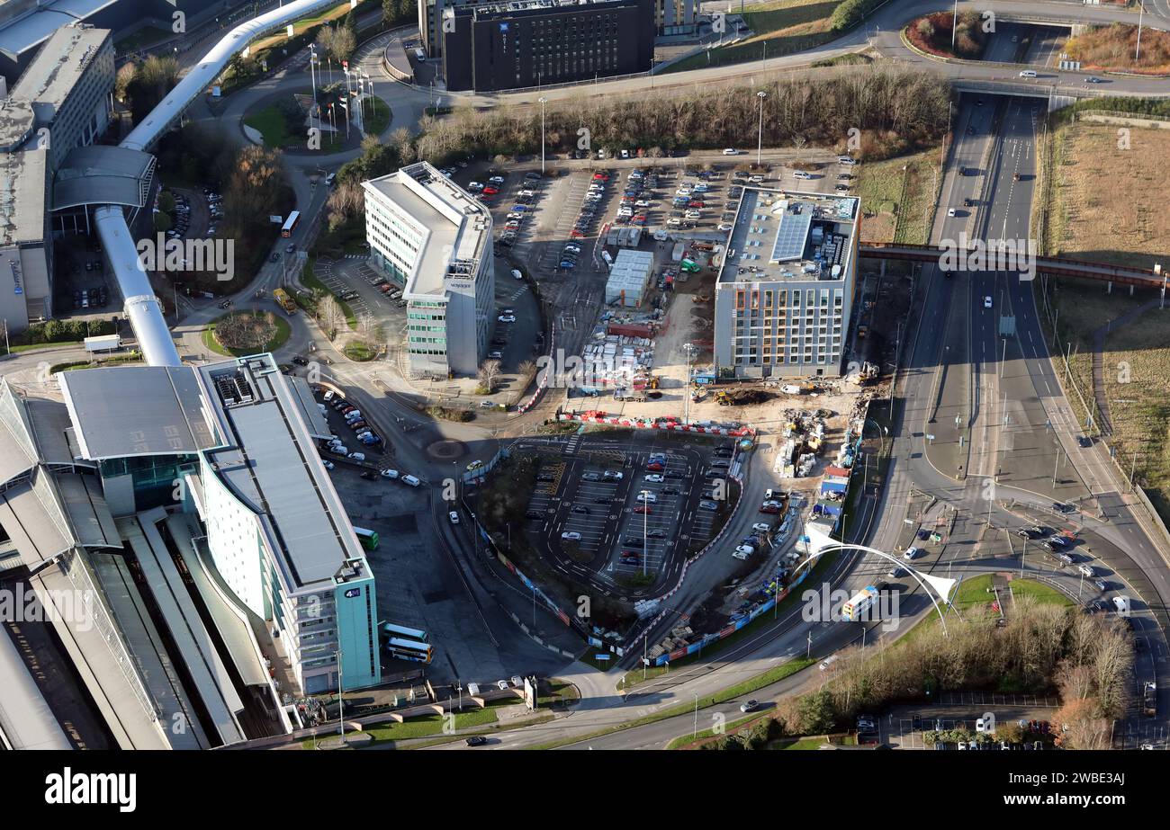 Vue aérienne du terrain en cours de développement à l'aéroport de Manchester à la jonction de la M56 et de l'A555 près du terminal 2 Banque D'Images
