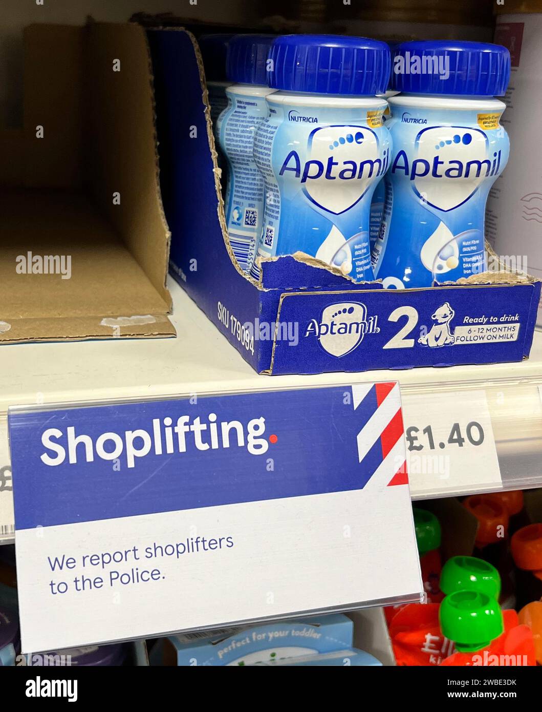 Londres, Royaume-Uni. 22 octobre 2023. Image © Licence à Parsons Media. 10/01/2024. Londres, Royaume-Uni. Aptamil Formula Milk Prix réduit. Danone réduira le prix de vente des préparations pour bébés Aptamil aux détaillants jusqu'à 7 % à partir de lundi, après que les fabricants aient été critiqués pour avoir « exploité » les familles britanniques. Photo de crédit : andrew parsons/Alamy Live News Banque D'Images