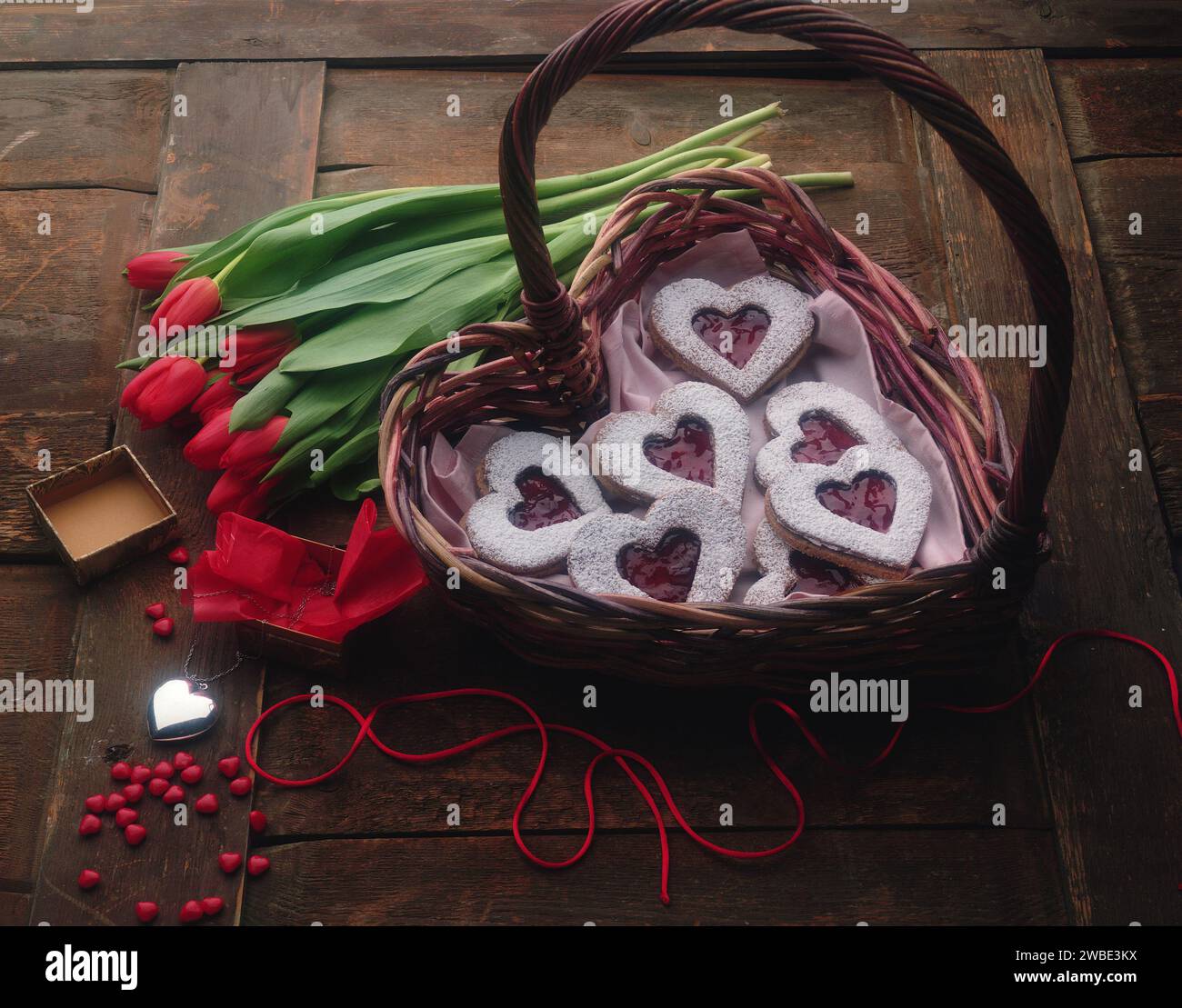 Cookies en forme de coeur dans un panier - Studio Photography Setup Banque D'Images