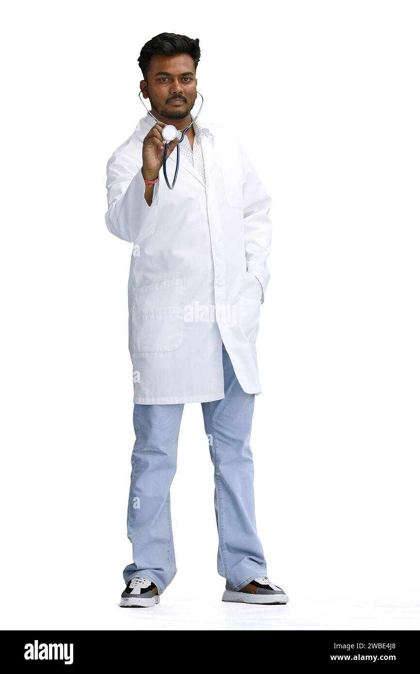 Médecin homme, sur fond blanc, pleine longueur, avec un stéthoscope Banque D'Images