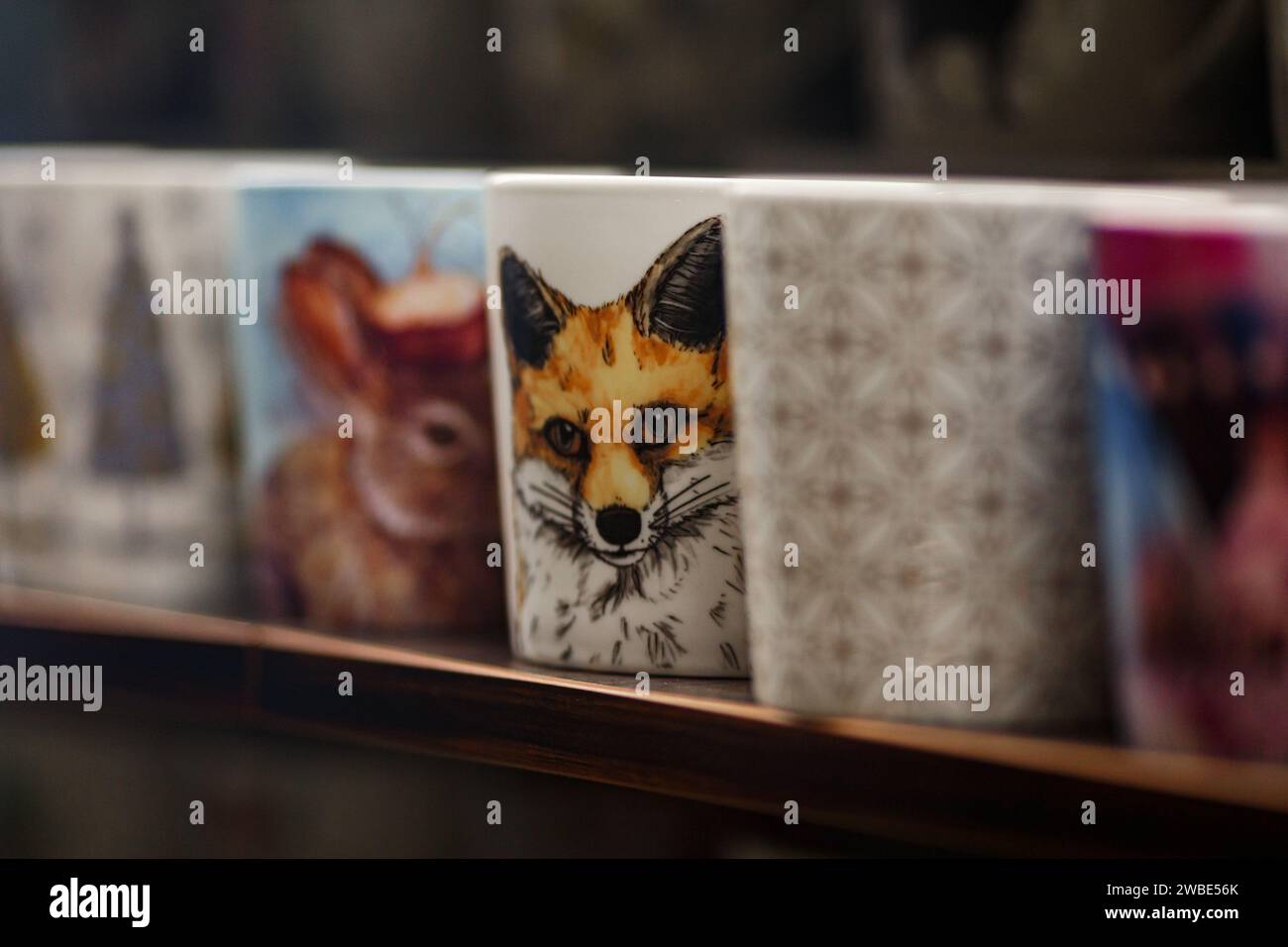 Tasses sur une étagère dans un magasin à Bad Radkersburg Autriche. Ils ont beaucoup de tasses avec des images différentes sur eux Banque D'Images