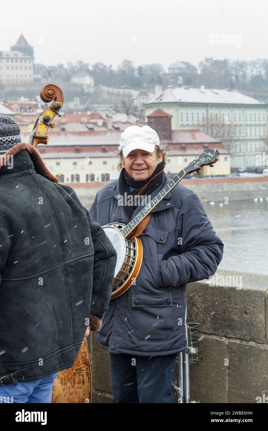 Prague, république tchèque - 15 décembre 2018 - photo d'un artiste de rue sur le pont Charles à Prague pendant un hiver glacial Banque D'Images