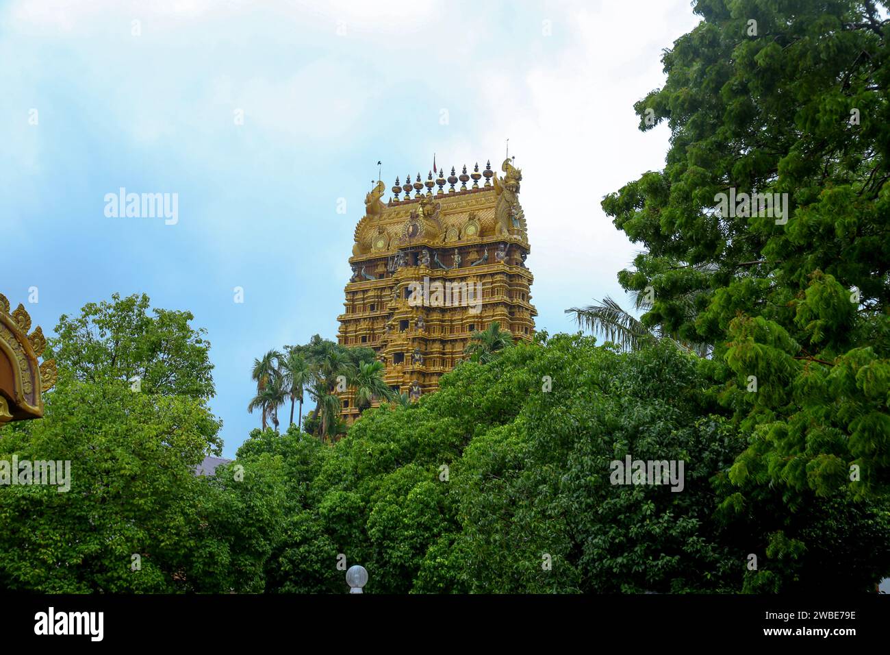 Jaffna, Sri Lanka - 25 août 2022 : le magnifique temple Nallur Kandaswamy Kovil est un lieu de culte important pour les hindous locaux. Les hommes doivent enlever Banque D'Images