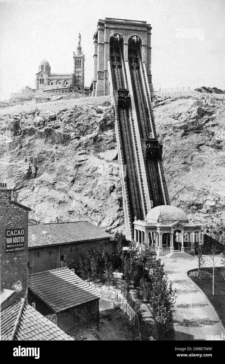Ancien funiculaire (aujourd'hui démoli) jusqu'à notre Dame de la Garde, Basilique, Eglise ou Cathédrale Marseille c1890. Vintage ou Monochrome historique ou photo noir et blanc. Banque D'Images