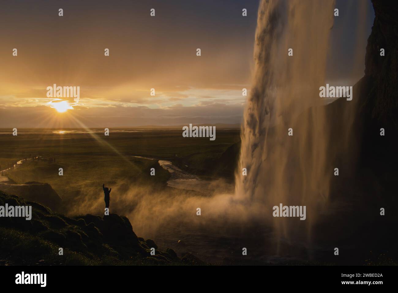 Vue panoramique de la cascade contre le ciel pendant le coucher du soleil à l'heure d'or Banque D'Images