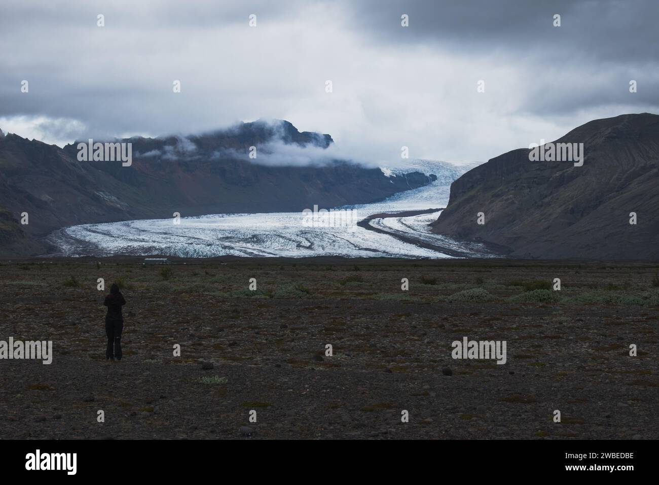 Vue panoramique sur les montagnes et le glacier contre le ciel nuageux Banque D'Images