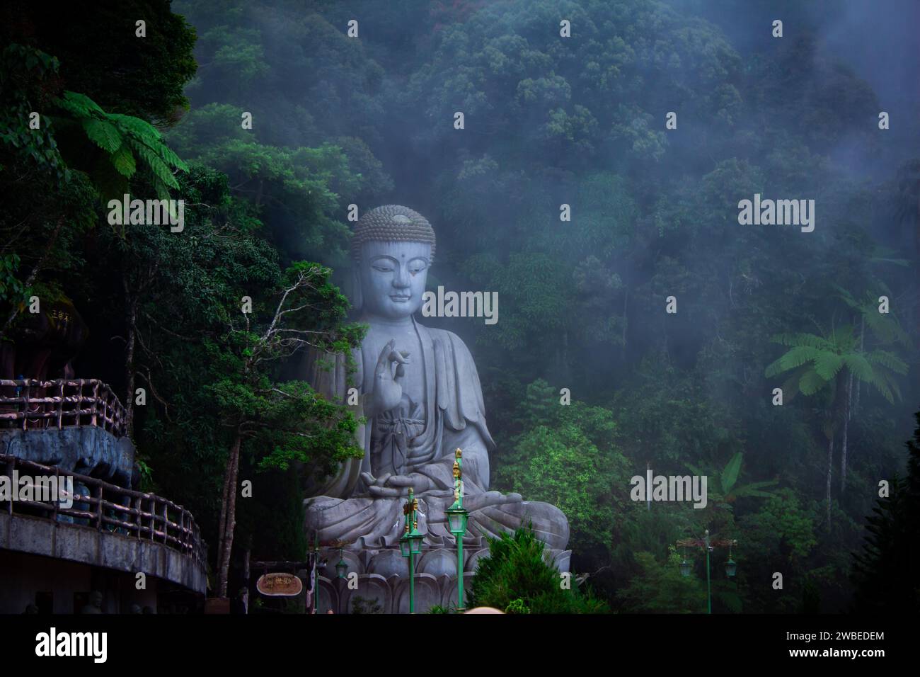 Genting Highlands, Pahang, Malaisie - 01 novembre 2023 : la grande statue de bouddha au temple Chin Swee Caves à Genting Highlands, Pahang, Malaisie. Banque D'Images