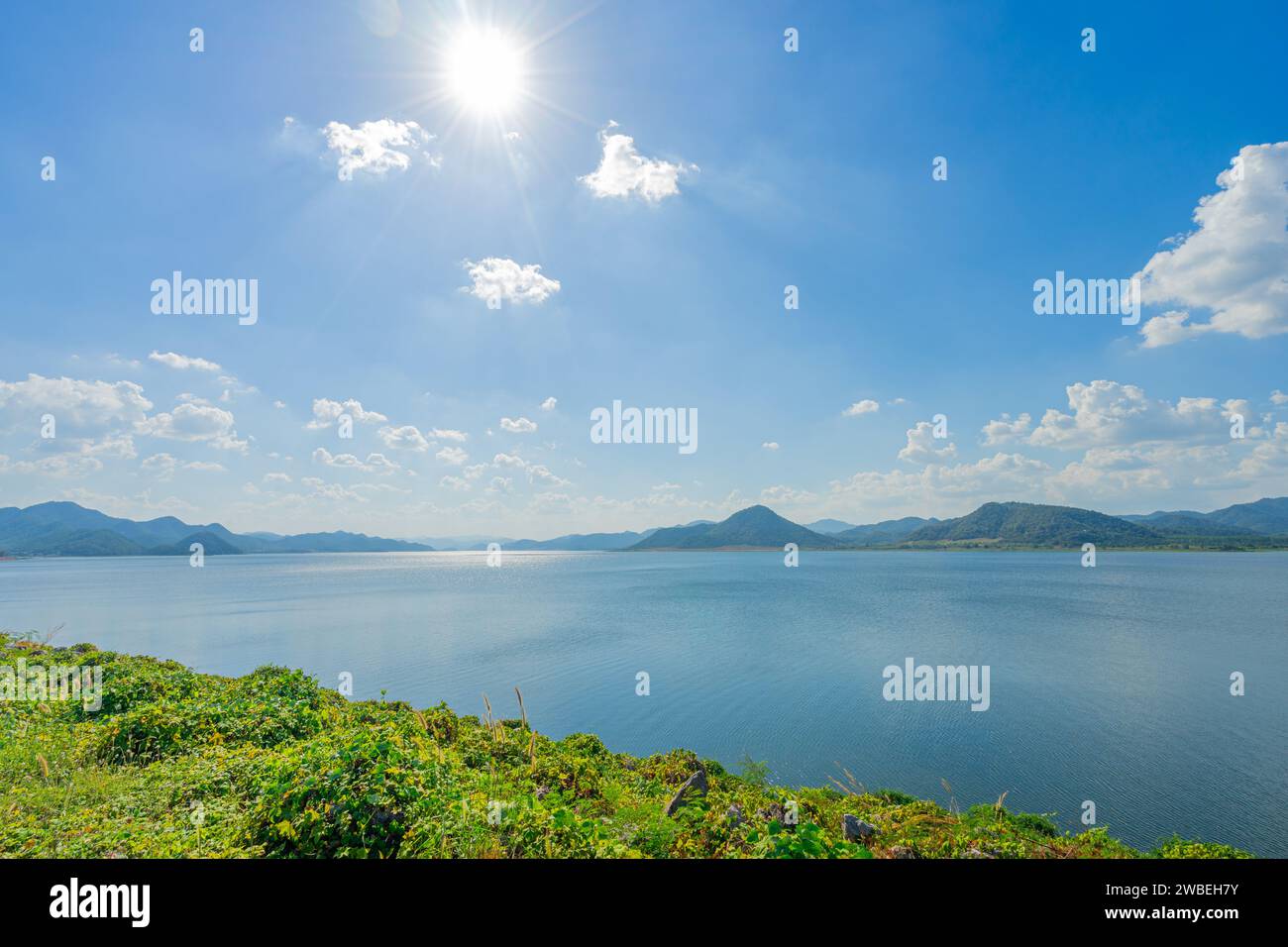 Belle pittoresque de barrage d'eau avec la forêt sur la colline au barrage d'eau en Thaïlande. (Barrage de Pran Buri, province de Prachuab Khiri Khan) Banque D'Images