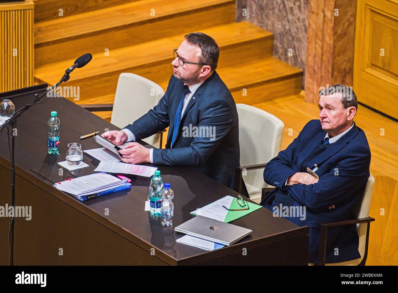 Brno, République tchèque. 10 janvier 2024. Ministre du travail et des Affaires sociales Marian Jurecka (KDU-CSL), à gauche, avec un avocat assiste à la Cour constitutionnelle publique discuter de la proposition de 71 membres de l'ANO d'annuler l'amendement du gouvernement qui a raccourci la valorisation des pensions de juin, à Brno, République tchèque, le 10 janvier 2024. Il s'agit de la première réunion publique de la plénière sous le nouveau président Josef Baxa. Crédit : Patrik Uhlir/CTK photo/Alamy Live News Banque D'Images