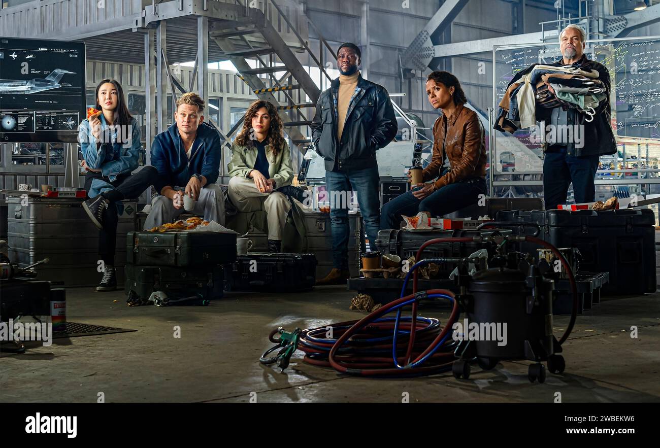 Lift (2024) réalisé par F. Gary Gray et mettant en vedette Kevin Hart, Gugu Mbatha-Raw et Sam Worthington. Suit un maître voleur et son ex-petit ami qui se sont associés pour voler 100 millions de dollars en lingots d'or transportés sur un vol de 777 passagers. Photographie publicitaire ***USAGE ÉDITORIAL SEULEMENT***. Crédit : BFA / Netflix Banque D'Images