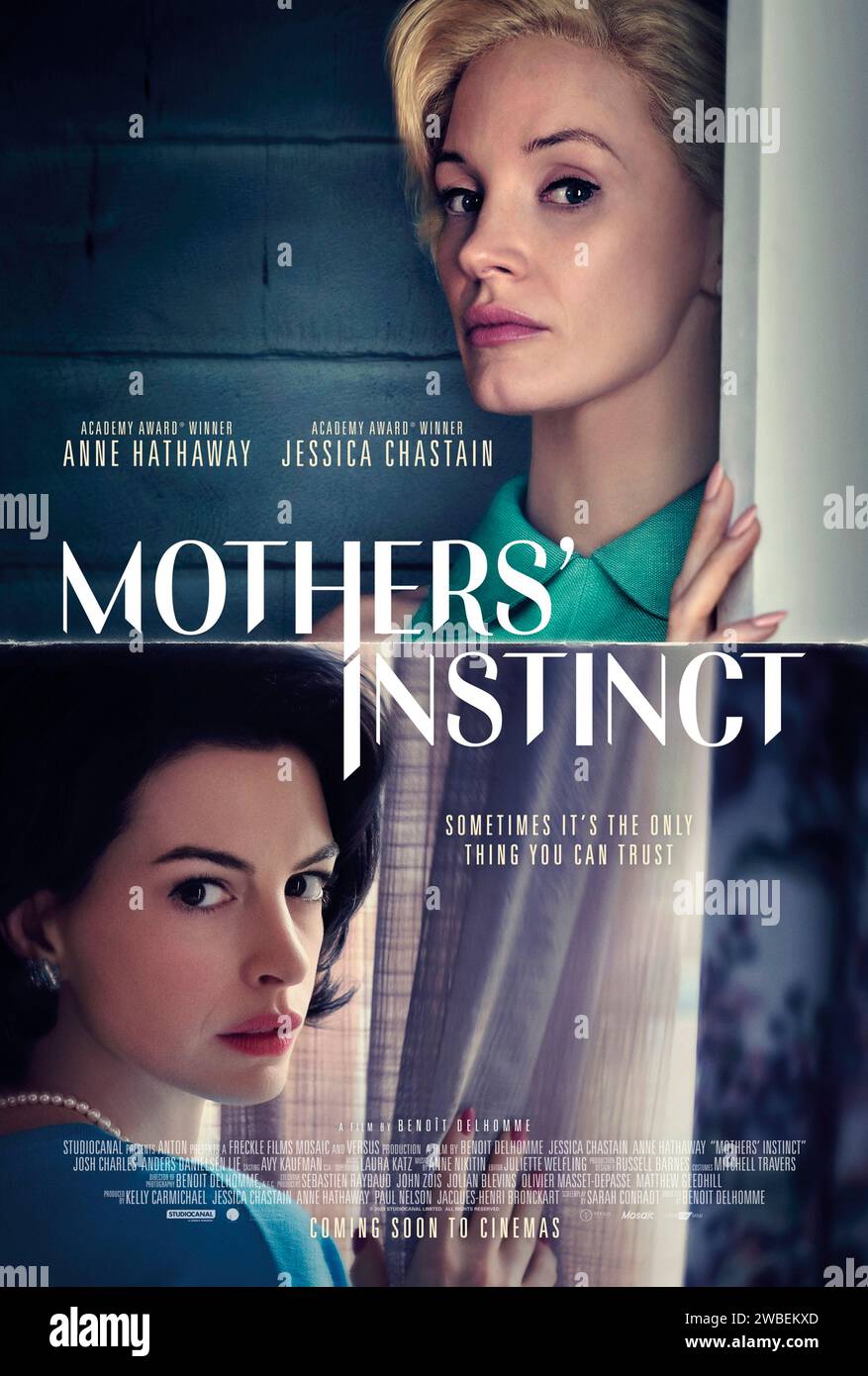 Mothers' instinct (2024) réalisé par Benoît Delhomme et mettant en vedette Anne Hathaway, Jessica Chastain et Josh Charles. Alice et Céline vivent un style de vie traditionnel avec des maris et des fils du même âge. L'harmonie parfaite de la vie est soudainement brisée après un accident tragique. Culpabilité, suspicion et paranoïa se combinent pour dénouer leur lien frère. Affiche d'une feuille au Royaume-Uni ***USAGE ÉDITORIAL SEULEMENT***. Crédit : BFA / StudioCanal Banque D'Images