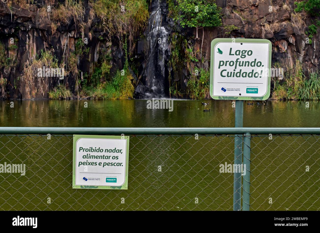 RIBEIRAO PRETO, SAO PAULO, BRÉSIL - 22 décembre 2023 : plaques INFO 'baignade, alimentation des poissons et pêche sont interdits' et 'lac profond, soyez prudent' Banque D'Images