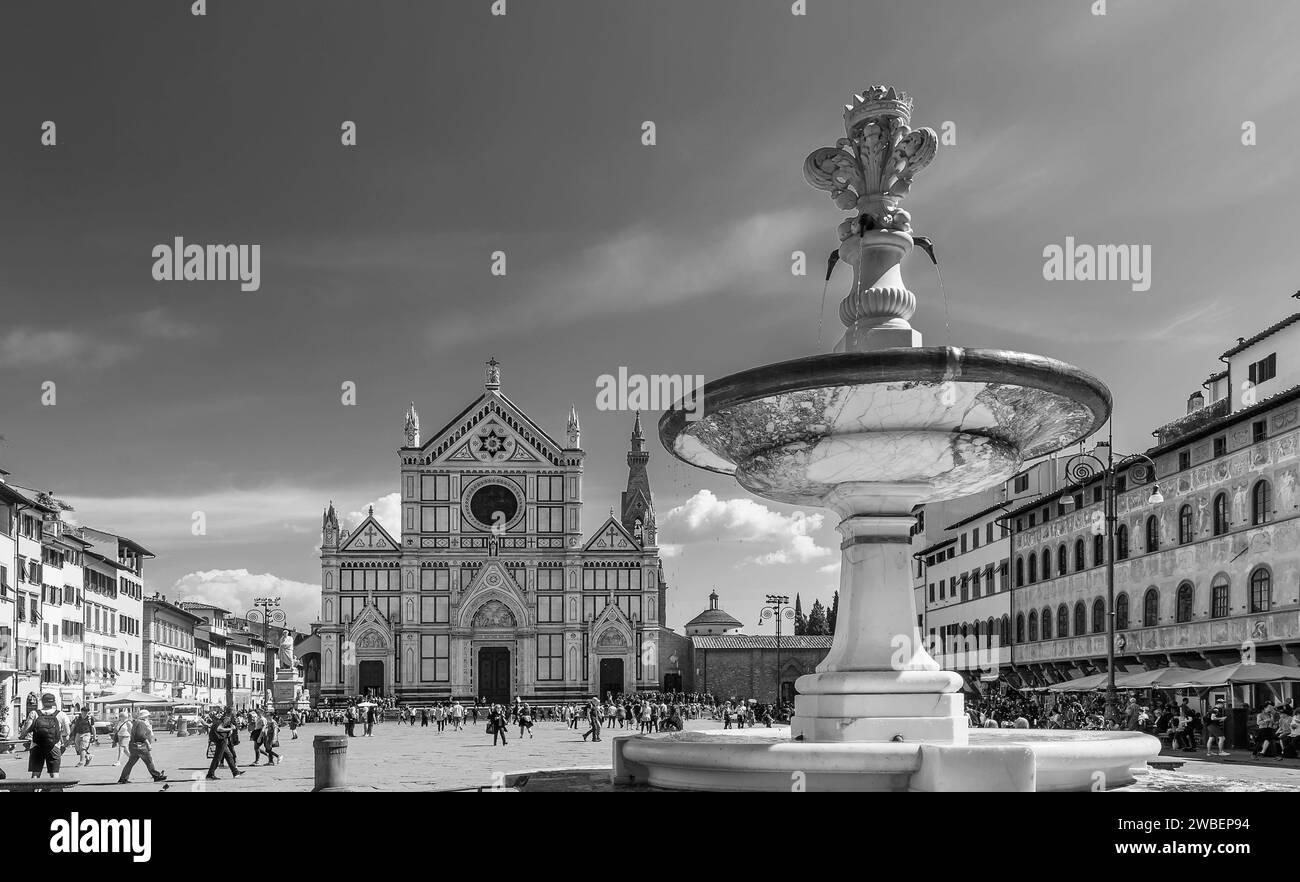 Vue en noir et blanc de la célèbre Piazza Santa Croce dans le centre historique de Florence, Italie Banque D'Images