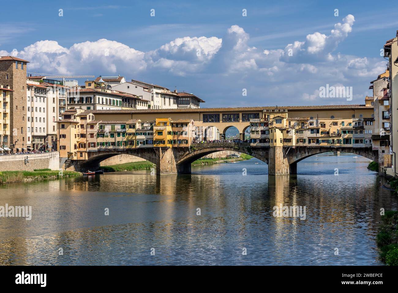 Superbe vue sur le célèbre Ponte Vecchio depuis Ponte Santa Trinita, contre un ciel pittoresque, centre historique de Florence, Italie Banque D'Images