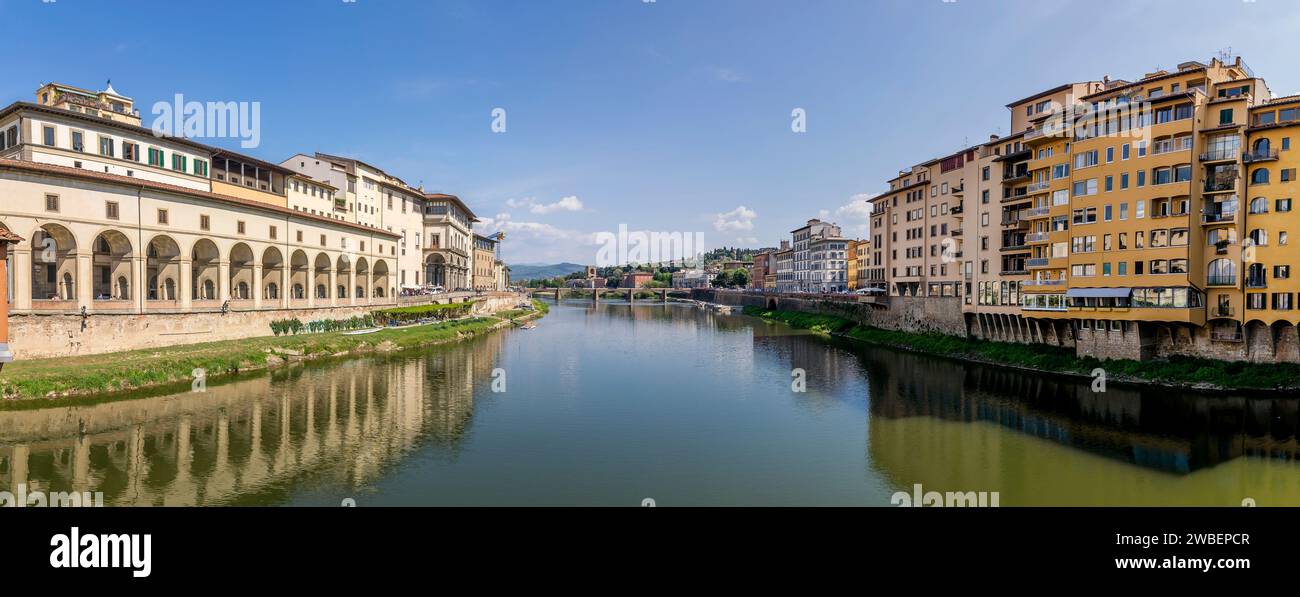 Belle vue panoramique sur le Lungarni et le couloir Vasari du Ponte Vecchio dans le centre historique de Florence, Italie, par une journée ensoleillée Banque D'Images