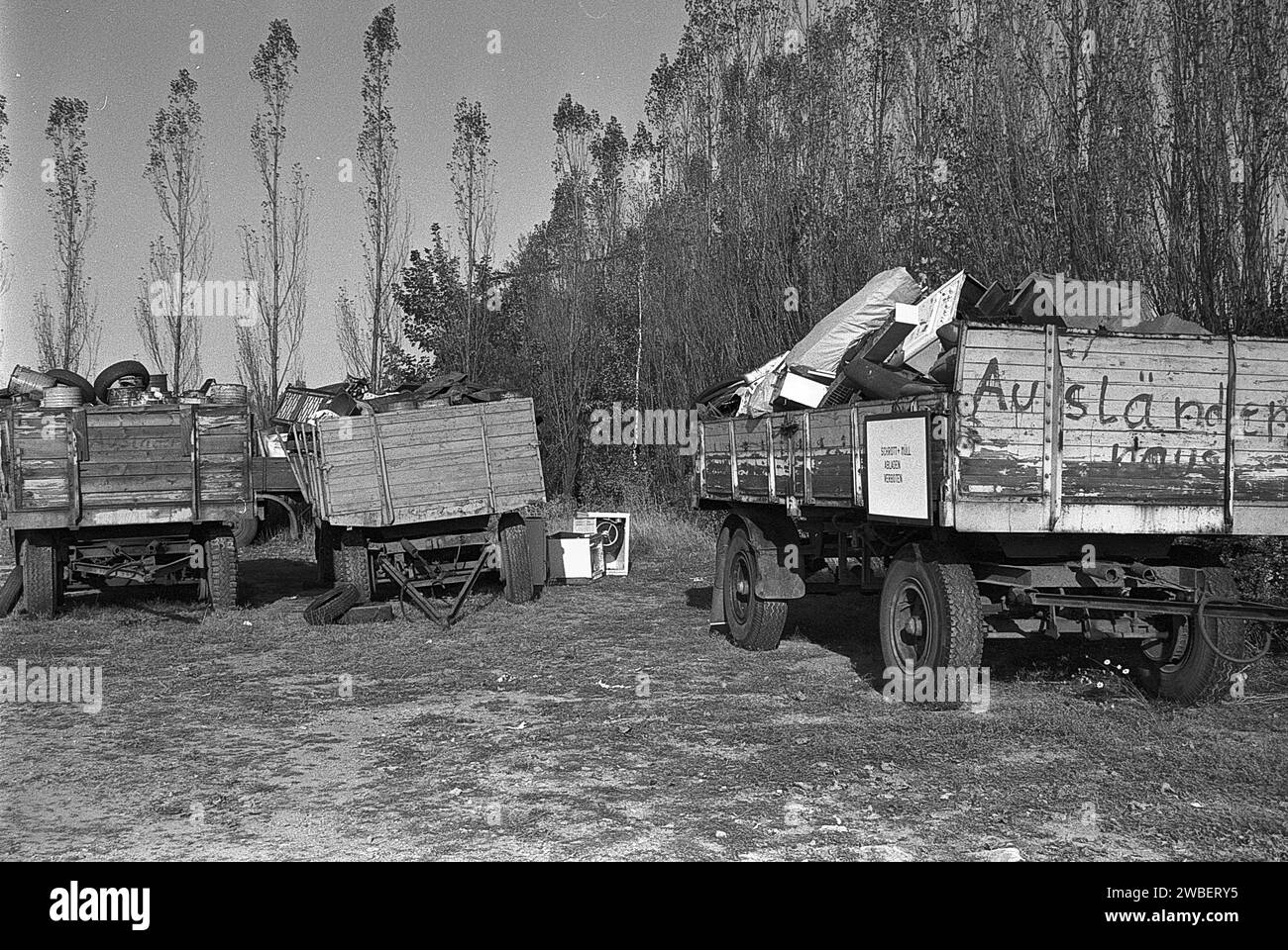 Illegale Müllhalde 15.10.1991, Jahnsbach BEI Thum, Umweltsünder, Umweltstraftat, auf dem Parkplatz der ZGE Anhaänger stehen LKW Sperrmüll mit Giftmüllfässern, Autoreifen und Vermögensverwaltung, auf einem weitereren Schrottplatz illegal entsorgte Stapel von PKW, Roburbus und Fässer mit giftigen Farben und Lacke. Umweltverschmutzung nach Zerfall der DDR *** décharge illégale de déchets 15 10 1991, Jahnsbach près de Thum, délinquant environnemental, crime environnemental, dans le parking de la ZGE Vermögensverwaltung il ya des remorques de camions avec des déchets encombrants, pneus de voiture et barils de déchets toxiques, dans un autre sc Banque D'Images