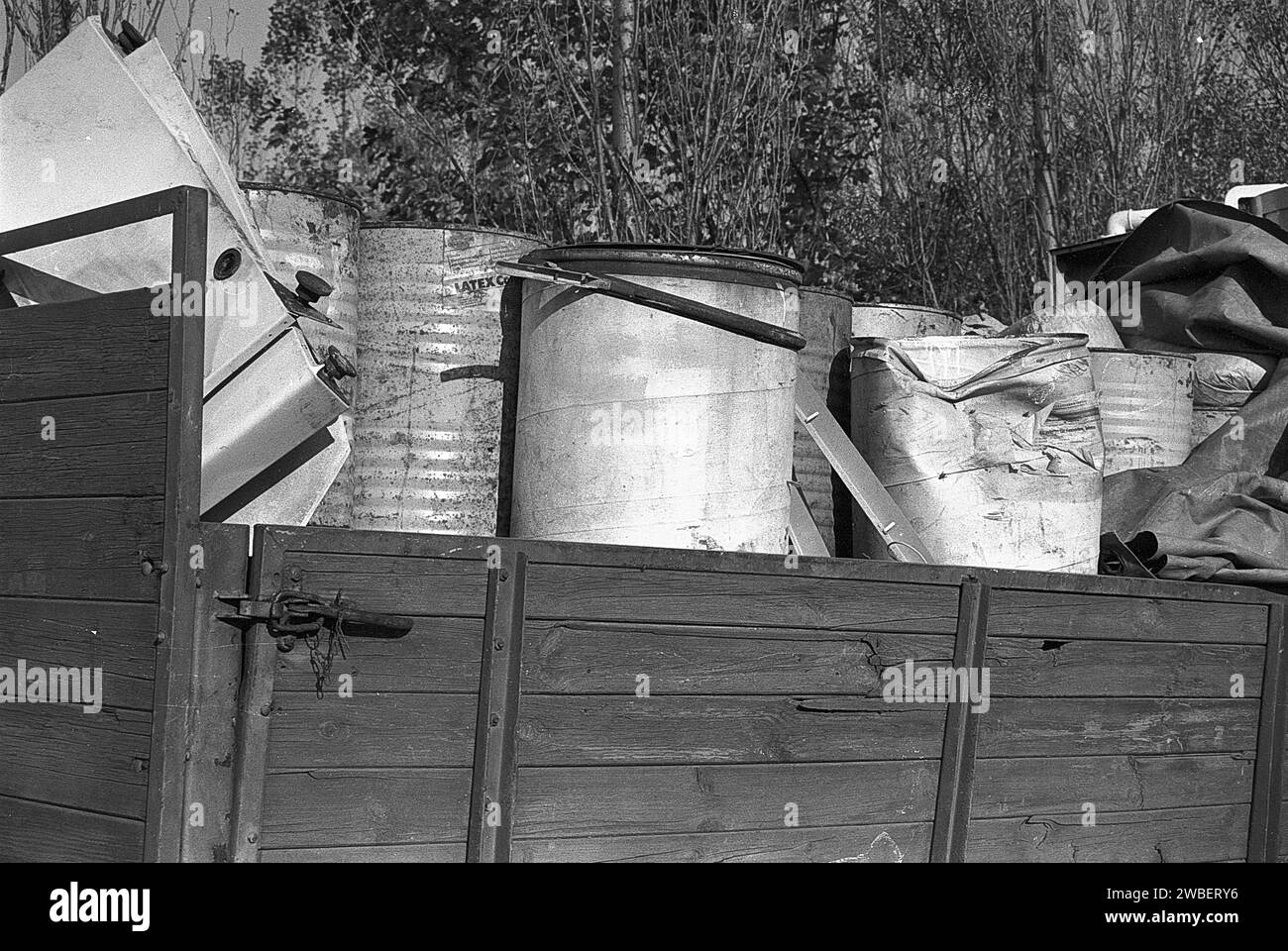 Illegale Müllhalde 15.10.1991, Jahnsbach BEI Thum, Umweltsünder, Umweltstraftat, auf dem Parkplatz der ZGE Anhaänger stehen LKW Sperrmüll mit Giftmüllfässern, Autoreifen und Vermögensverwaltung, auf einem weitereren Schrottplatz illegal entsorgte Stapel von PKW, Roburbus und Fässer mit giftigen Farben und Lacke. Umweltverschmutzung nach Zerfall der DDR *** décharge illégale de déchets 15 10 1991, Jahnsbach près de Thum, délinquant environnemental, crime environnemental, dans le parking de la ZGE Vermögensverwaltung il ya des remorques de camions avec des déchets encombrants, pneus de voiture et barils de déchets toxiques, dans un autre sc Banque D'Images