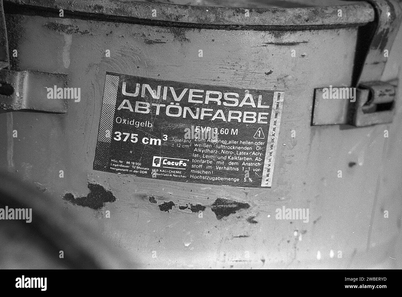 Illegale Müllhalde 15.10.1991, Jahnsbach BEI Thum, Umweltsünder, Umweltstraftat, auf dem Parkplatz der ZGE Anhaänger stehen LKW Sperrmüll mit Giftmüllfässern, Autoreifen und Vermögensverwaltung, auf einem weitereren Schrottplatz illegal entsorgte Stapel von PKW, Roburbus und Fässer mit giftigen Farben und Lacke. Umweltverschmutzung nach Zerfall der DDR *** décharge illégale de déchets 15 10 1991, Jahnsbach près de Thum, délinquant environnemental, crime environnemental, dans le parking de la ZGE Vermögensverwaltung il ya des remorques de camions avec des déchets encombrants, pneus de voiture et barils de déchets toxiques, dans un autre sc Banque D'Images