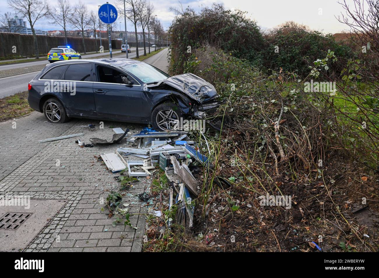 Leipzig - Audi kommt von B87 ab, fällt Baum und kracht in Elektrokasten - ein Schwerverletzter 07.01.2024 gegen 13 Uhr Leipzig, Adenauerallee B87 zu einem schweren Unfall kam es am am am am am am am am am am am am am am tagmittag gegen 13 Uhr auf der Adenauerallee B87 in Leipzig. Nach ersten Angaben der Polizei war der Fahrer eines Audis auf der B87 stadteinwärts unterwegs, als er vermutlich aufgrund zu hoher Geschwindigkeit in einer leichten Linkskurve nach rechts abkam, einen dicken Baum am Straßenrand fällte und anschließend gegen einen Elektrokasten kallte. Der Fahrer wurde schwer verletzt und kam mit dem Rettungsdienst in Banque D'Images