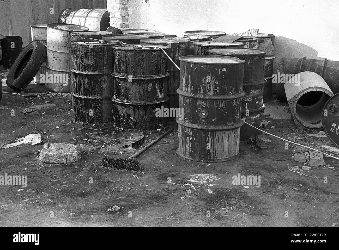 Illegale Müllhalde 15.10.1991, Jahnsbach BEI Thum, Umweltsünder, Umweltstraftat, auf dem Parkplatz der ZGE Anhaänger stehen LKW Sperrmüll mit Giftmüllfässern, Autoreifen und Vermögensverwaltung, auf einem weitereren Schrottplatz illegal entsorgte Stapel von PKW, Roburbus und Fässer mit giftigen Farben und Lacke. Umweltverschmutzung nach Zerfall der DDR *** décharge illégale de déchets 15 10 1991, Jahnsbach près de Thum, délinquant environnemental, crime environnemental, dans le parking de la ZGE Vermögensverwaltung il ya des remorques de camions avec des déchets encombrants, pneus de voiture et barils de déchets toxiques, dans un autre sc Banque D'Images