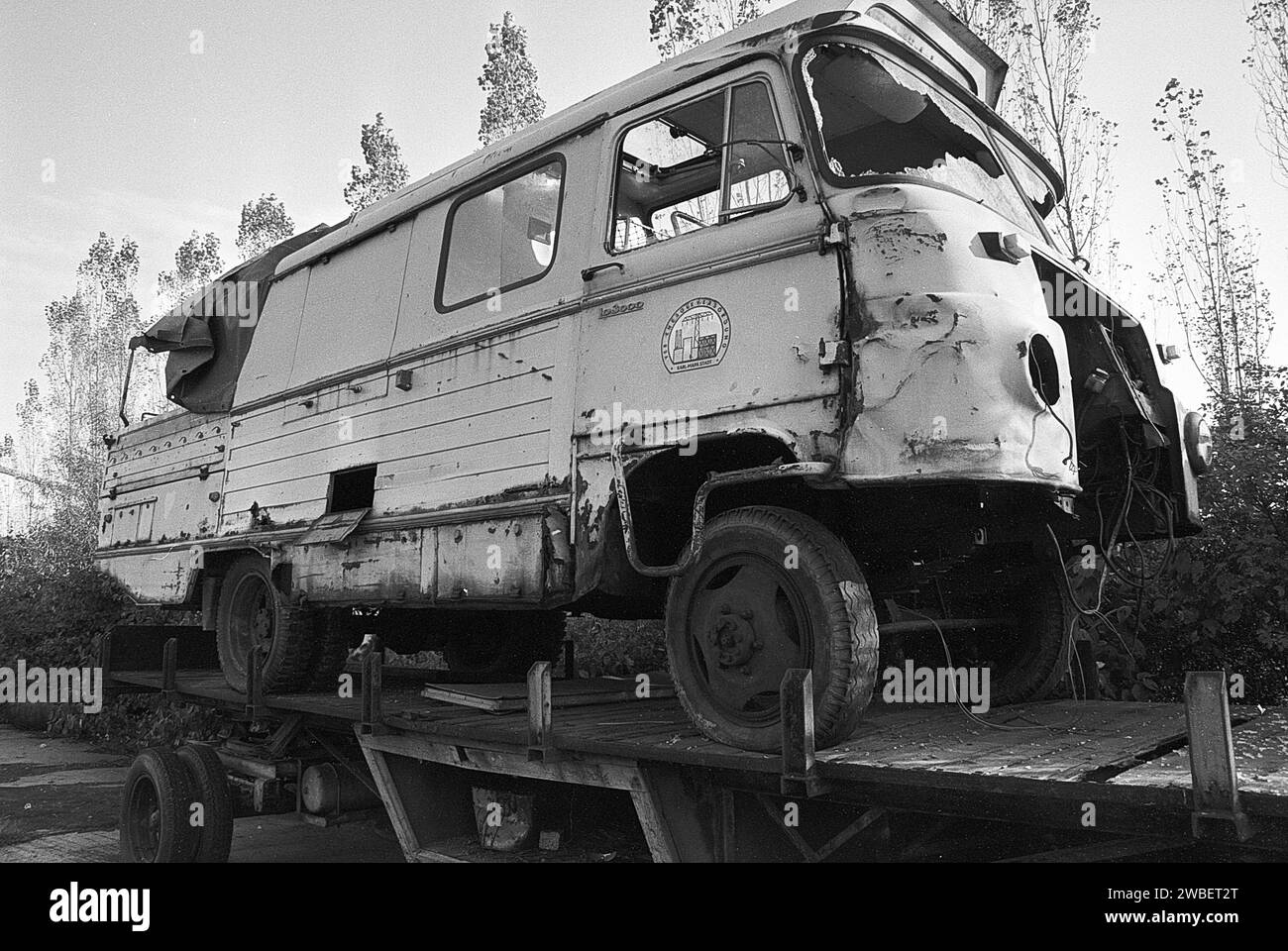 Illegale Müllhalde 15.10.1991, Jahnsbach BEI Thum, Umweltsünder, Umweltstraftat, auf dem Parkplatz der ZGE Anhaänger stehen LKW Sperrmüll mit Giftmüllfässern, Autoreifen und Vermögensverwaltung, auf einem weitereren Schrottplatz illegal entsorgte Stapel von PKW, Roburbus und Fässer mit giftigen Farben und Lacke. Umweltverschmutzung nach Zerfall der DDR *** décharge illégale de déchets 15 10 1991, Jahnsbach près de Thum, délinquant environnemental, crime environnemental, dans le parking de la ZGE Vermögensverwaltung il ya des remorques de camions avec des déchets encombrants, pneus de voiture et barils de déchets toxiques, dans un autre sc Banque D'Images