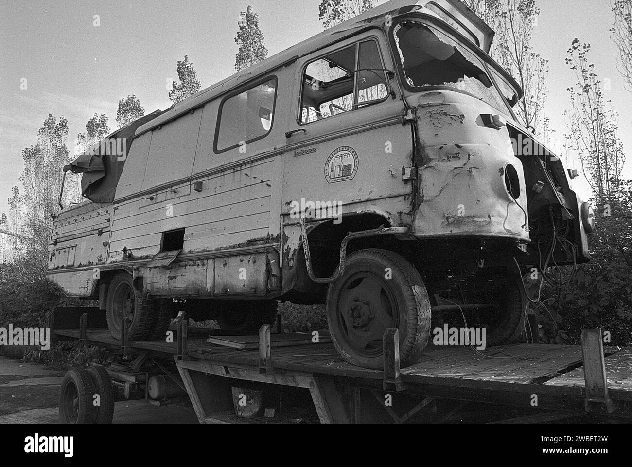 Illegale Müllhalde 15.10.1991, Jahnsbach BEI Thum, Umweltsünder, Umweltstraftat, auf dem Parkplatz der ZGE Anhaänger stehen LKW Sperrmüll mit Giftmüllfässern, Autoreifen und Vermögensverwaltung, auf einem weitereren Schrottplatz illegal entsorgte Stapel von PKW, Roburbus und Fässer mit giftigen Farben und Lacke. Umweltverschmutzung nach Zerfall der DDR *** décharge illégale de déchets 15 10 1991, Jahnsbach près de Thum, délinquant environnemental, crime environnemental, dans le parking de la ZGE Vermögensverwaltung il ya des remorques de camions avec des déchets encombrants, pneus de voiture et barils de déchets toxiques, dans un autre sc Banque D'Images