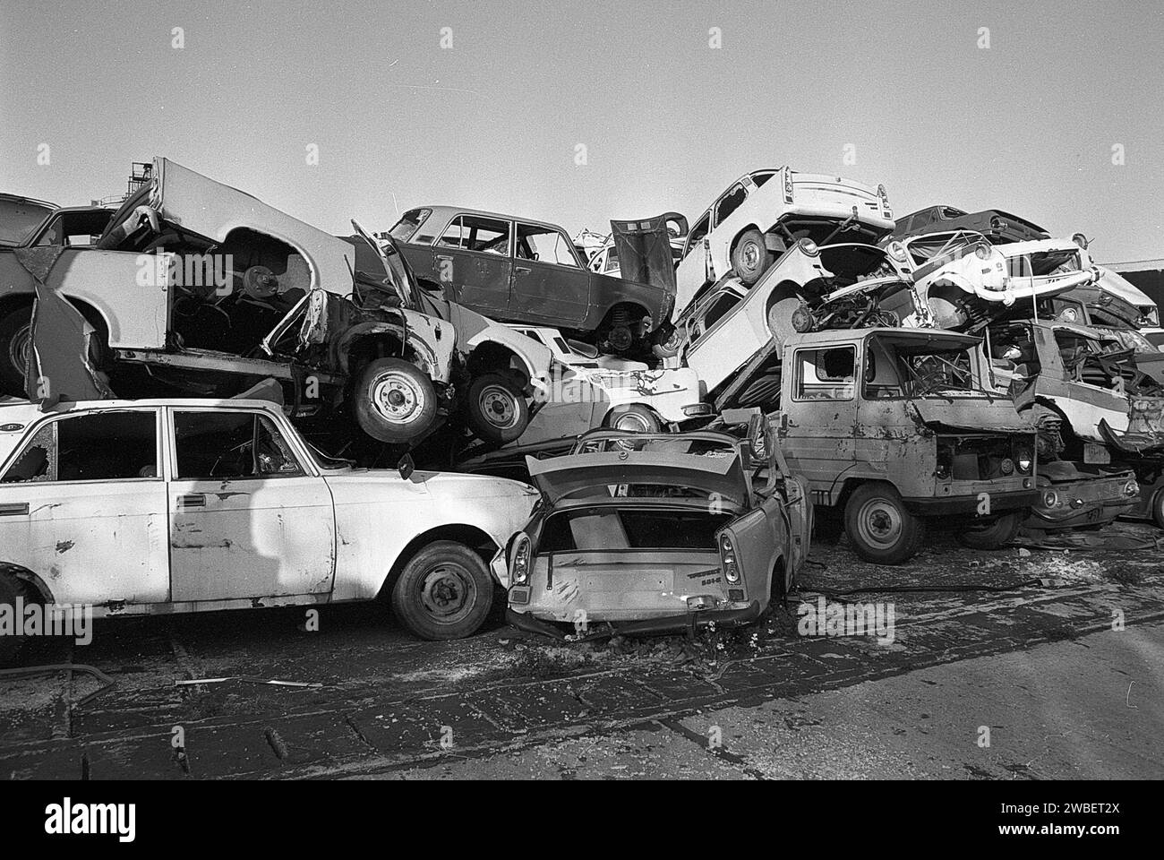 Illegale Müllhalde 15.10.1991, Jahnsbach BEI Thum, Umweltsünder, Umweltstraftat, auf dem Parkplatz der ZGE Anhaänger stehen LKW Sperrmüll mit Giftmüllfässern, Autoreifen und Vermögensverwaltung, auf einem weitereren Schrottplatz illegal entsorgte Stapel von PKW, Roburbus und Fässer mit giftigen Farben und Lacke. Umweltverschmutzung nach Zerfall der DDR *** décharge illégale de déchets 15 10 1991, Jahnsbach près de Thum, délinquant environnemental, crime environnemental, dans le parking de la ZGE Vermögensverwaltung il ya des remorques de camions avec des déchets encombrants, pneus de voiture et barils de déchets toxiques, dans un autre sc Banque D'Images