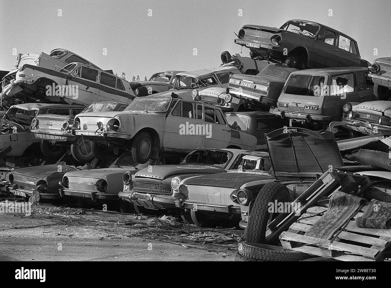 Illegale Müllhalde 15.10.1991, Jahnsbach BEI Thum, Umweltsünder, Umweltstraftat, auf dem Parkplatz der ZGE Anhaänger stehen LKW Sperrmüll mit Giftmüllfässern, Autoreifen und Vermögensverwaltung, auf einem weitereren Schrottplatz illegal entsorgte Stapel von PKW, Roburbus und Fässer mit giftigen Farben und Lacke. Umweltverschmutzung nach Zerfall der DDR *** décharge illégale de déchets 15 10 1991, Jahnsbach près de Thum, délinquant environnemental, crime environnemental, dans le parking de la ZGE Vermögensverwaltung il ya des remorques de camions avec des déchets encombrants, pneus de voiture et barils de déchets toxiques, dans un autre sc Banque D'Images