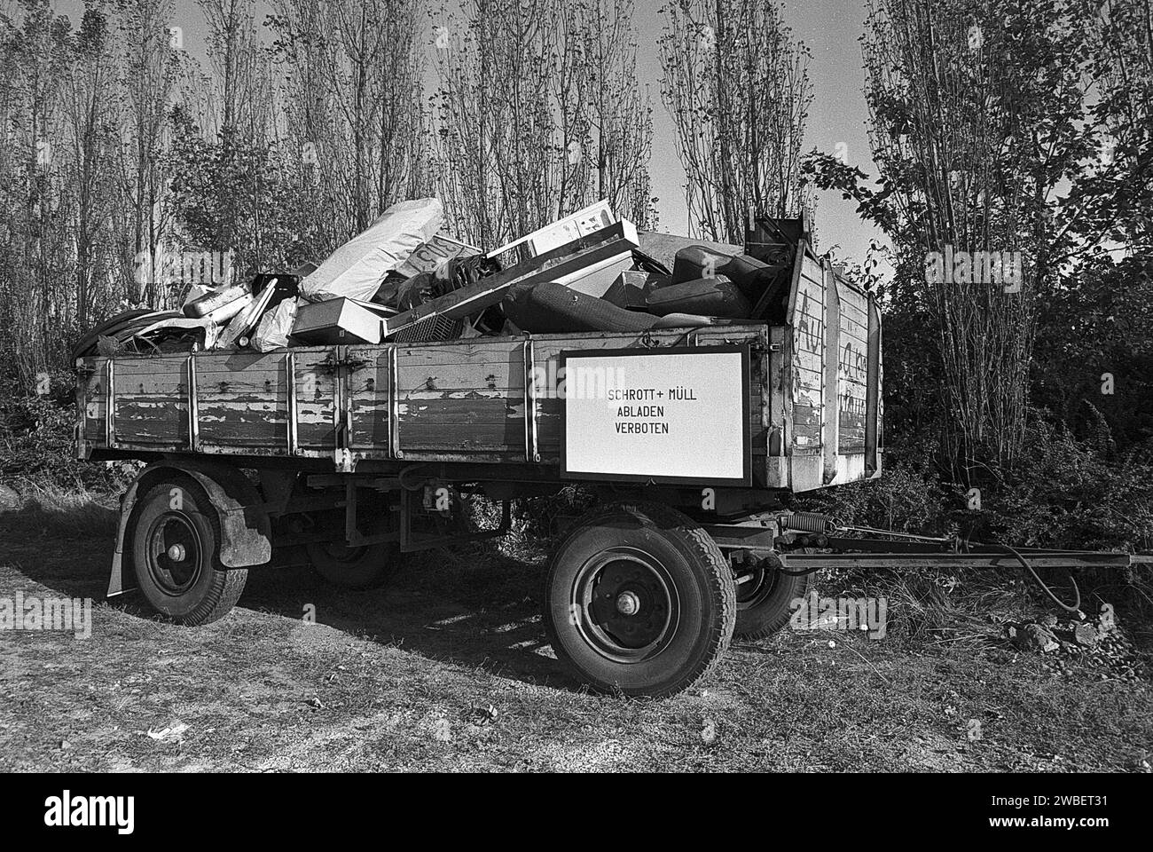 Illegale Müllhalde 15.10.1991, Jahnsbach BEI Thum, Umweltsünder, Umweltstraftat, auf dem Parkplatz der ZGE Anhaänger stehen LKW Sperrmüll mit Giftmüllfässern, Autoreifen und Vermögensverwaltung, auf einem weitereren Schrottplatz illegal entsorgte Stapel von PKW, Roburbus und Fässer mit giftigen Farben und Lacke. Umweltverschmutzung nach Zerfall der DDR *** décharge illégale de déchets 15 10 1991, Jahnsbach près de Thum, délinquant environnemental, crime environnemental, dans le parking de la ZGE Vermögensverwaltung il ya des remorques de camions avec des déchets encombrants, pneus de voiture et barils de déchets toxiques, dans un autre sc Banque D'Images