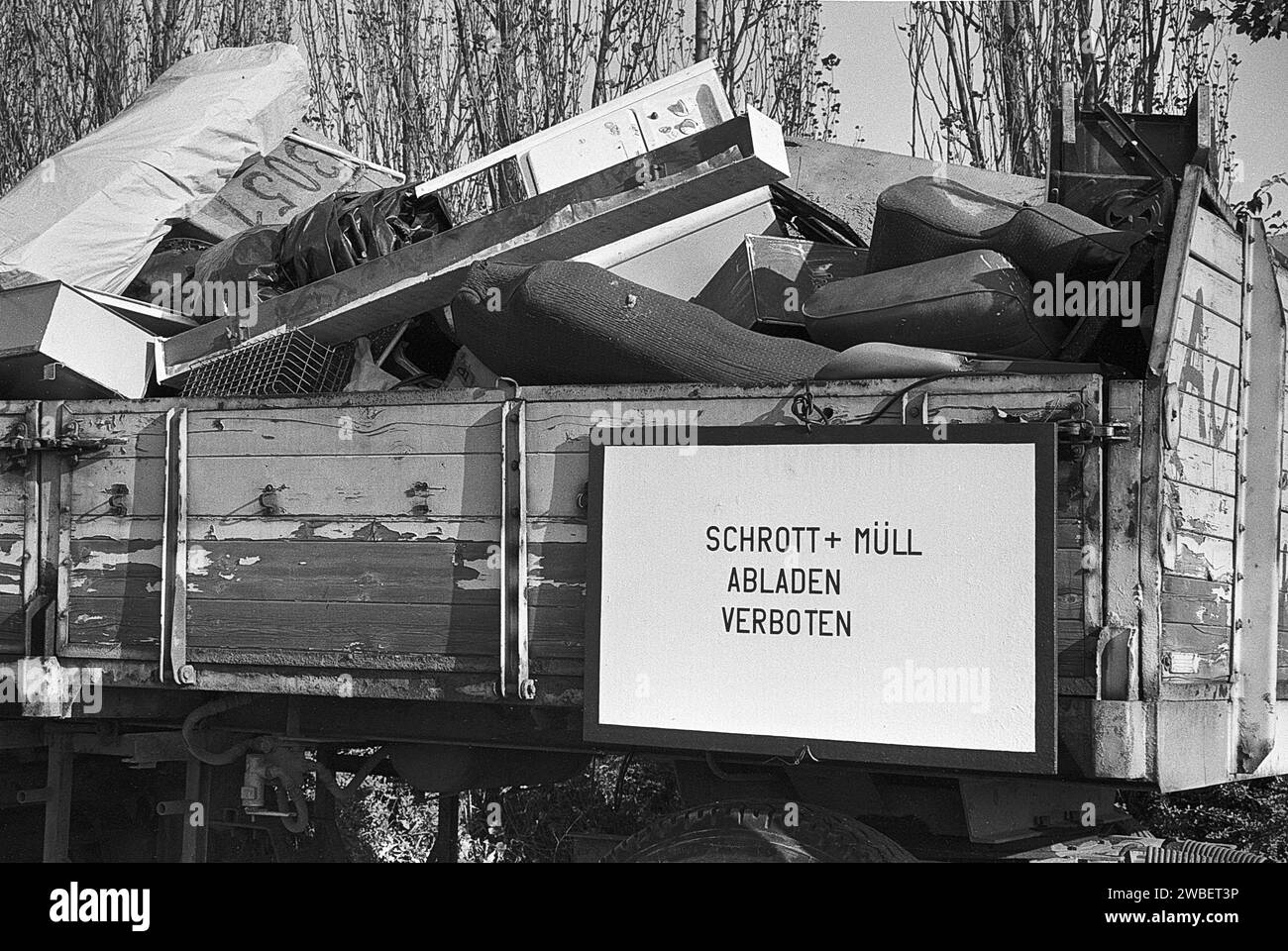 Illegale Müllhalde 15.10.1991, Jahnsbach BEI Thum, Umweltsünder, Umweltstraftat, auf dem Parkplatz der ZGE Anhaänger stehen LKW Sperrmüll mit Giftmüllfässern, Autoreifen und Vermögensverwaltung, auf einem weitereren Schrottplatz illegal entsorgte Stapel von PKW, Roburbus und Fässer mit giftigen Farben und Lacke. Umweltverschmutzung nach Zerfall der DDR *** décharge illégale de déchets 15 10 1991, Jahnsbach près de Thum, délinquant environnemental, crime environnemental, dans le parking de la ZGE Vermögensverwaltung il ya des remorques de camions avec des déchets encombrants, pneus de voiture et barils de déchets toxiques, dans un autre sc Banque D'Images