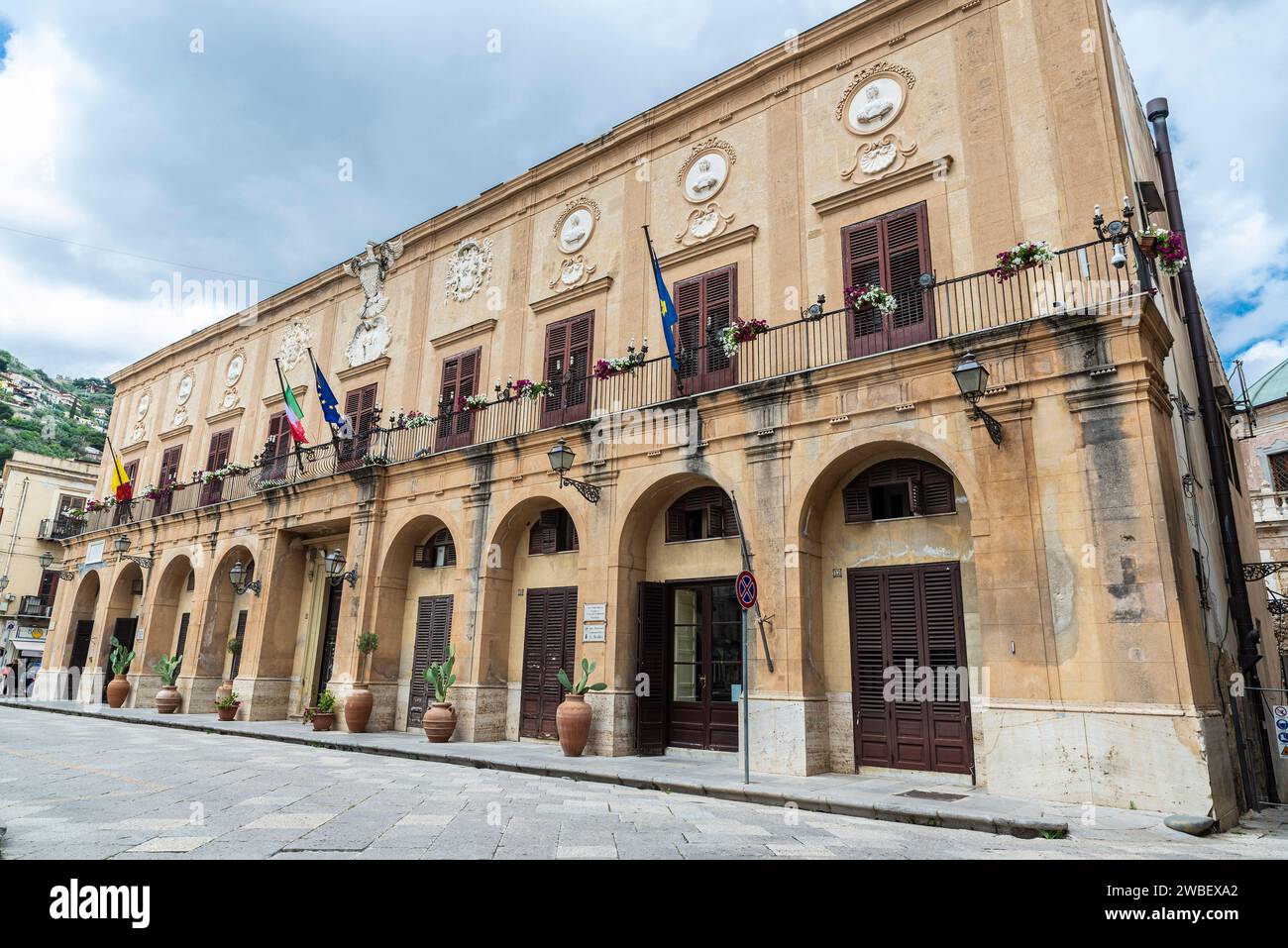 Façade de la mairie de Monreale dans la vieille ville de Monreale, Palerme, Sicile, Italie Banque D'Images